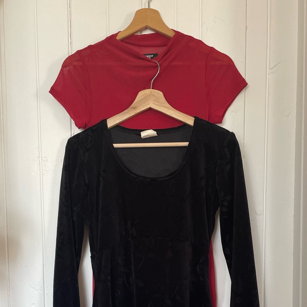 2 dresses : 1xRed 1xBlack